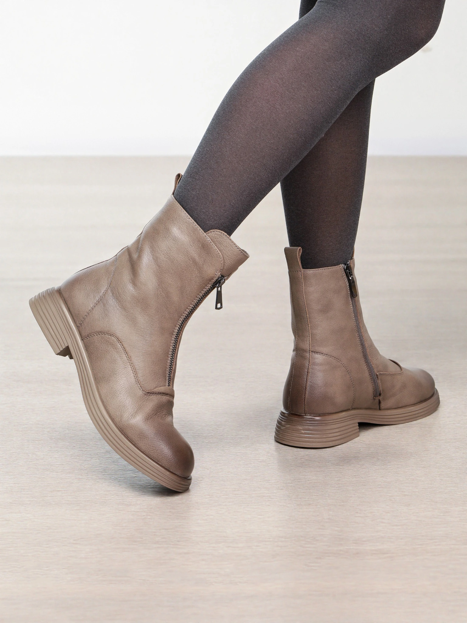 Ботинки серого цвета с декоративной молнией спереди